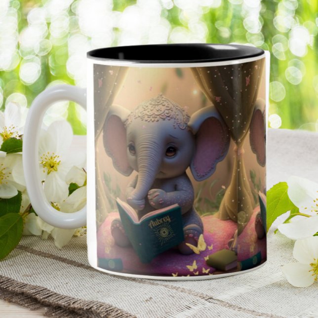 Cute Baby Elephant läser en bok-Personlig Två-Tonad Mugg (Skapare uppladdad)