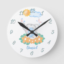 Cute Baby Elephant med orange blommor Wall Clock