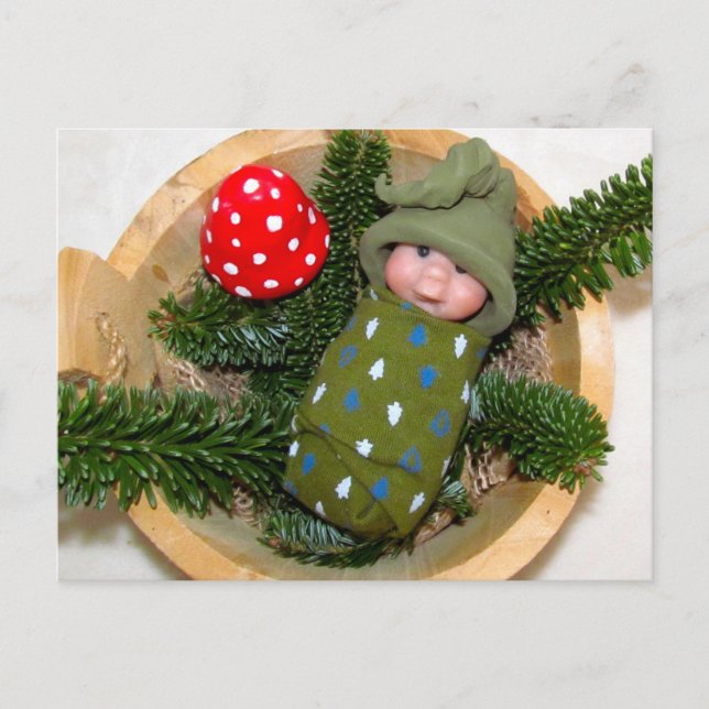 Cute Baby Elf på Gräs med Toadstool: Polymer Clay Vykort (Framsida)