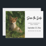 Cute Baby Fox i en Grönt Forest Spara Datumet<br><div class="desc">Spara datumkortet med ett foto med en söt liten baby räv med rött och vitt päls. Omringad med lush grönt löv och gräs.</div>