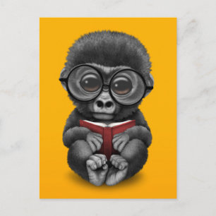 Cute Baby Gorilla Reading a Bok on Gult Vykort