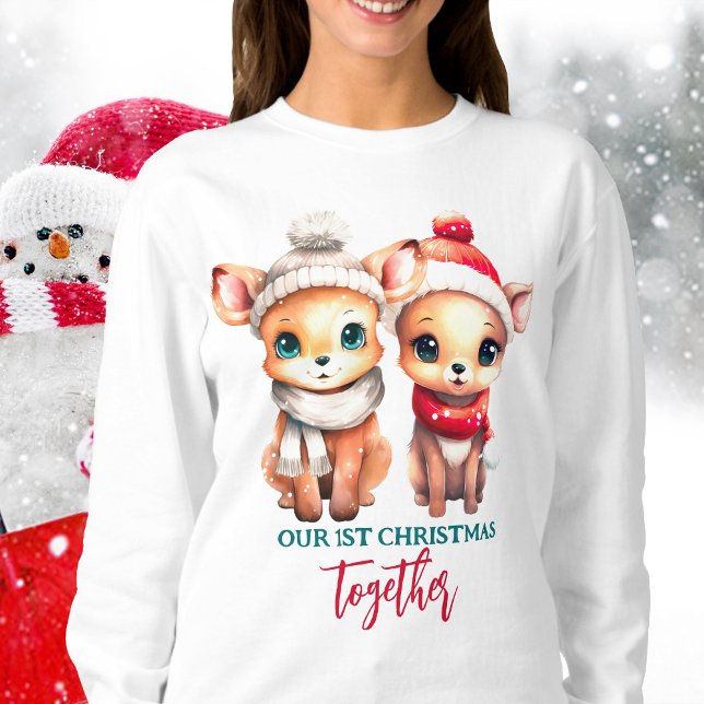 Cute baby hjort Första jul tillsammans T-Shirt (Our first Christmas together with cute deer in hat, cute Christmas sweatshirt)