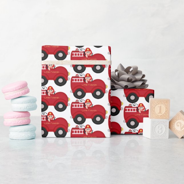 Cute baby i fyrlastbil med party-baksida presentpapper (Baby Shower)