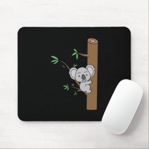 Cute Baby Koala klättrar upp i Eucalyptus Träd Musmatta