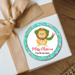 Cute Baby Lejon med Zoo Merry Cobalt Teal Runt Klistermärke<br><div class="desc">Den här charmerande designen har en söt lejon polkagrisar i baby. Utformningen omfattar ett stort antal älskade djur i festligt skick,  accentuerade med snöflingor och stjärntrim på en koboltteal bakgrund. Anpassa den med din familj namn för en speciell beröring som ger julhelgen värme och glädje.</div>