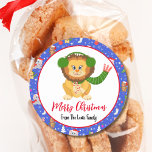 Cute Baby Lejont med Zoo God jul Runt Klistermärke<br><div class="desc">Den här charmerande designen har en söt lejon polkagrisar i baby. Utformningen omfattar ett stort antal älskade djur i festligt skick,  accentuerade med snöflingor och stjärntrim. Anpassa den med din familj namn för en speciell beröring som ger julhelgen värme och glädje.</div>
