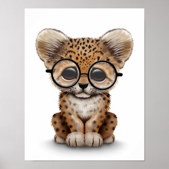 Cute Baby Leopard Unge Wearing Glass on White Poster (Framsidan)