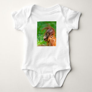 Cute baby orangutan ser på t shirt