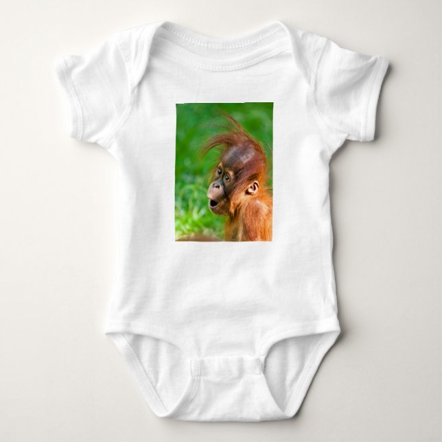 Cute baby orangutan ser på  t shirt (Framsida)