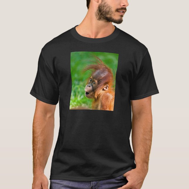 Cute baby orangutan ser på  t shirt (Framsida)