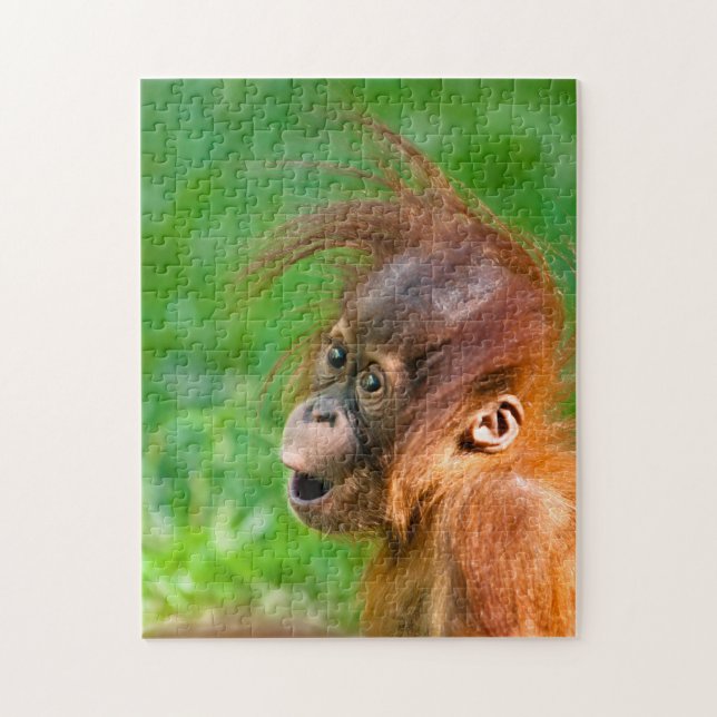 Cute baby orangutan tittar på  pussel (Vertikal)