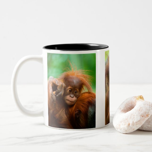 Cute Baby Orangutan tittar rakare framåt Två-Tonad Mugg (Med munk)