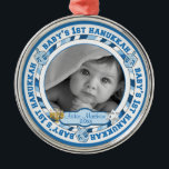 Cute Baby som 1st Hanukkah Dreidels Photo Namn Julgransprydnad Metall<br><div class="desc">Sötfotodesign med ord "Baby 1st Hanukkah" i rundan som är sammanflätad med dreidel leksaker. Baby och år för att du ska kunna anpassa dig till din personliga situation är på båda sidor flankerat med Menorah och David stjärna (flyttbart objekt bilder). Minneshögtidlighålla detta betydelsefulla tillfälle med en iver som ni kan...</div>