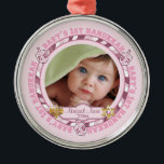 Cute Baby som 1st Hanukkah Dreidels Photo Namn Met Julgransprydnad Metall<br><div class="desc">Sötfotodesign med ord "Baby 1st Hanukkah" i rundan som intervjuas med dreidel leksak i en rosa på temat rosa färg för ett flicka. Baby och år för att du ska kunna anpassa dig till din personliga situation är på båda sidor flankerat med Menorah och David stjärna (flyttbart objekt bilder). Minneshögtidlighålla...</div>