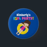 Cute Bassäng Party Swimming Birthday Girl Anpassni Knapp<br><div class="desc">Barn i fantastisk bassäng party anpassningsbar knappar för ett barns födelsedagsfest på sommaren. Har en skarp,  roligt av färg och en vacker brunettflicka i ett innerslang. Anpassa med din evenemangsrubrik eller barnens namn.</div>