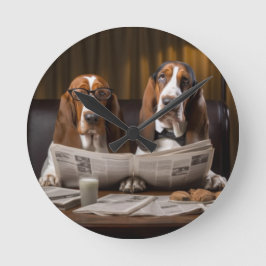 Cute basset hounds läser tidningar rund klocka
