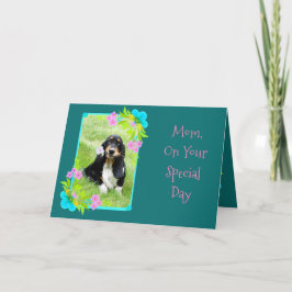 Cute Basset-valp på blomsterkortet Mors dag Kort