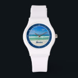 Cute Beach Photo Personlig Seaside White Armbandsur<br><div class="desc">Ett vackert strandfotografi som tagits på det perfekta semestermålet Destin i Florida. Den vackra grönten vatten i Sandestin tvättar upp till sandstranden under serene blå himmel för att göra den perfekt scenfotoarmur. Anpassa den här söten, den tropiska klockan med ditt namn.</div>