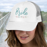 Cute Beach Vacation Bachelorette Helg Bride Keps<br><div class="desc">Cute Beach Vacation Bachelorette Helg Bride Truckerkeps. Ett coola vattenfärgskusttema, nautiska eller strandtema med rosa- och tealskuggor, som ger viben för en strandflykt med bruden och hennes besties. Från resor till Florida, Hampton, Kalifornien, eller till och med något mer internationell som Mexiko, Hawaii eller Bahamas, kommer dessa flickor helg att...</div>