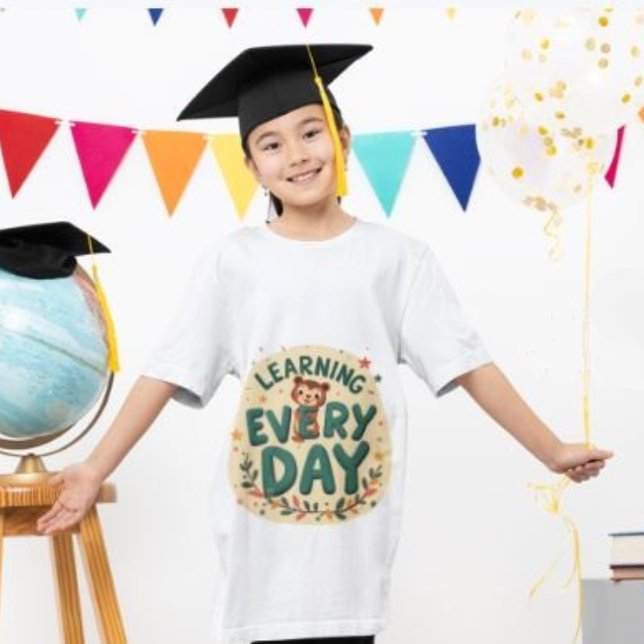 Cute Bear "Learning Varje dag" - Roligt Education T Shirt (Skapare uppladdad)