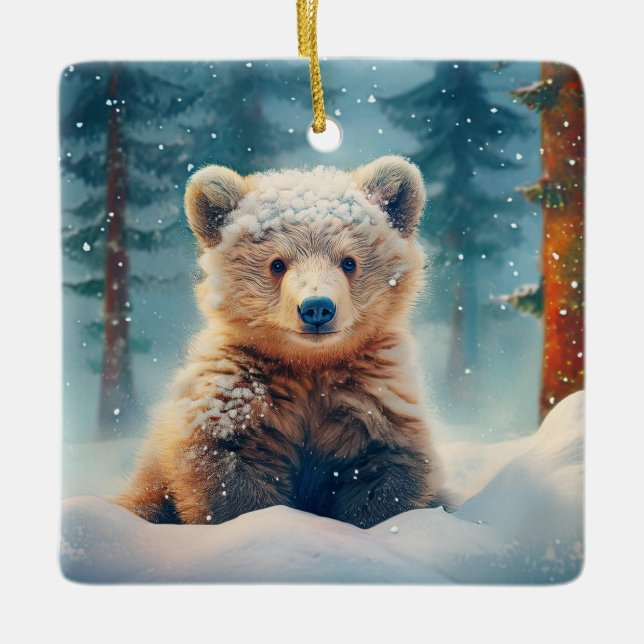 Cute Bear Unge i Snö täckte skog Julgransprydnad Keramik (Framsida)