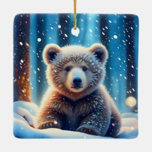Cute Bear Unge i Snö täckte skog Julgransprydnad Keramik (Baksida)
