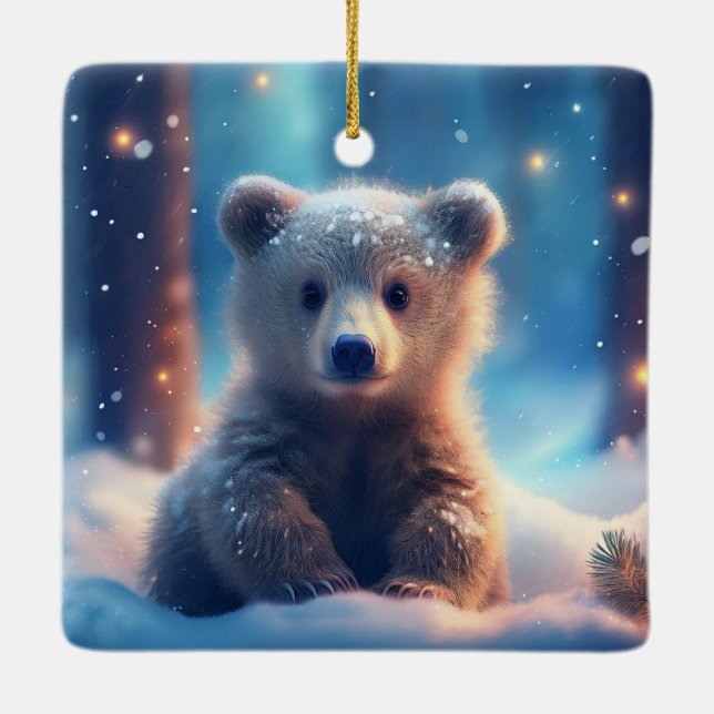 Cute Bear Unge i Snö täckte skog Julgransprydnad Keramik (Baksida)