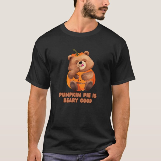 Cute Bear Wearing Jack o lantern Pumpkin Pie Is Be T Shirt (Framsida)