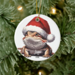 Cute Bearded Dragon och Santa Hat Julgransprydnad Keramik<br><div class="desc">Den här underbara juldesignen visar en söt beardie med en julklapp.</div>