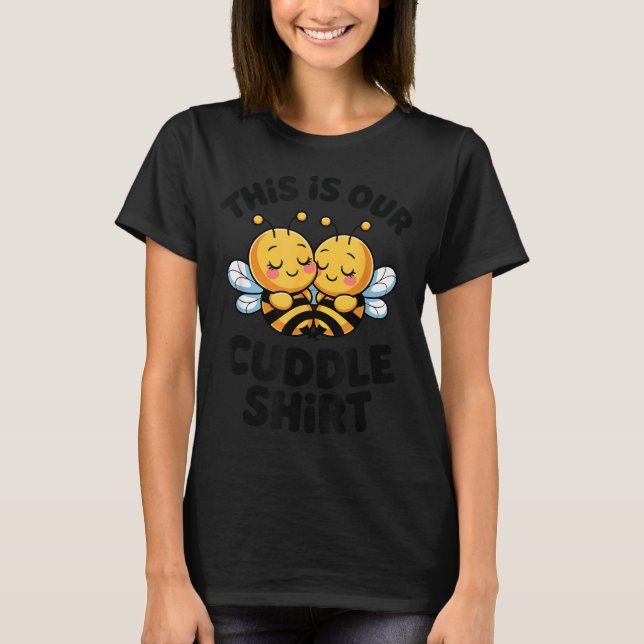 Cute Bee Couple Cuddle Funny Romantic  T Shirt (Framsida)
