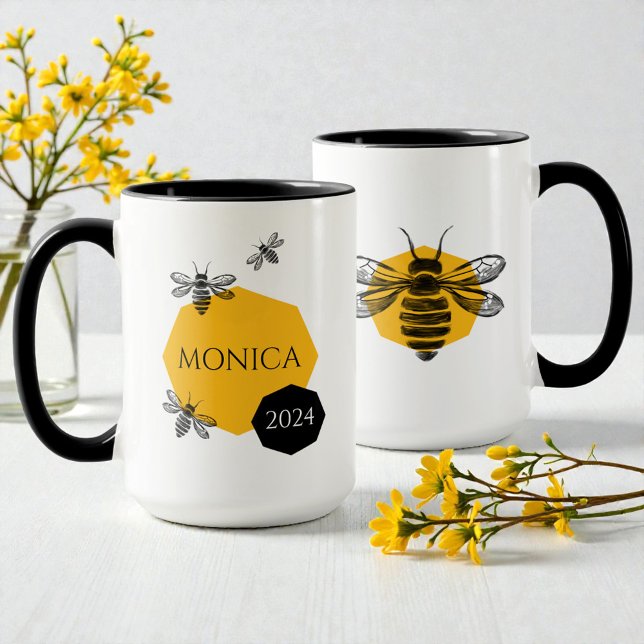 Cute Bee Gult Honeycomb Namn År Mugg för vännen (Modern Yellow Black Cute Bee Honeycomb Friend Name Mug)