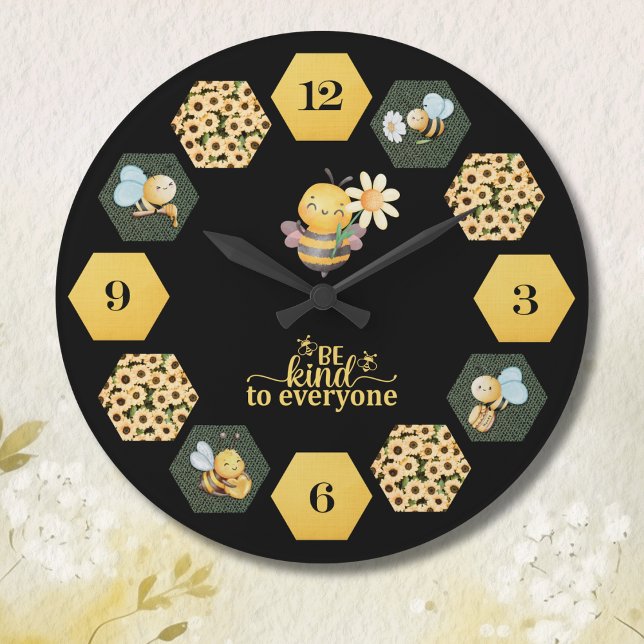 Cute Bee Honeycomb and Sunflower Stor Klocka (Brighten your space with sunshine and cheer with a charming bee-themed wall clock)