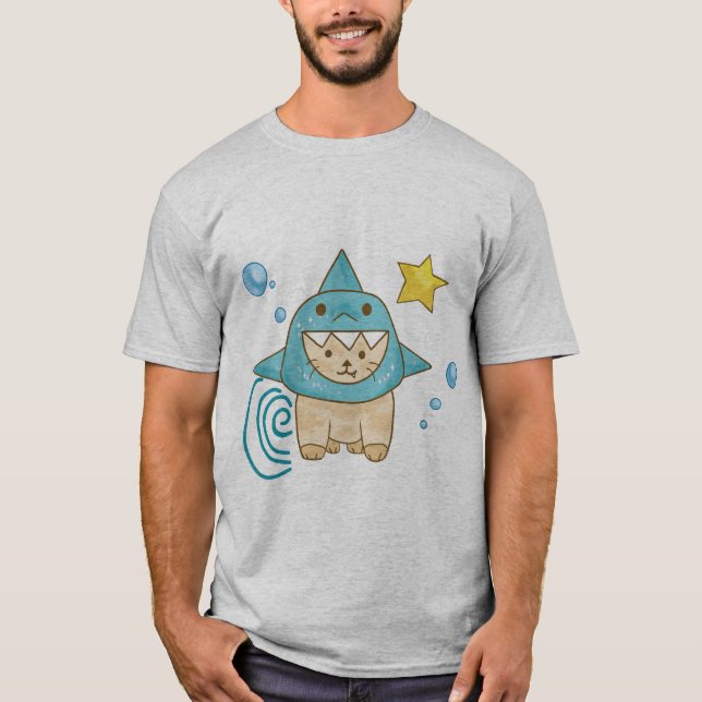 Cute beige cat in shark costume aqua sea T-Shirt (Framsida)
