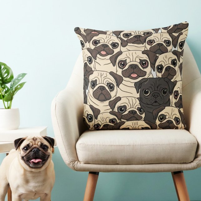 Cute beige tecknad pug hund sömlös mönster kudde (Skapare uppladdad)