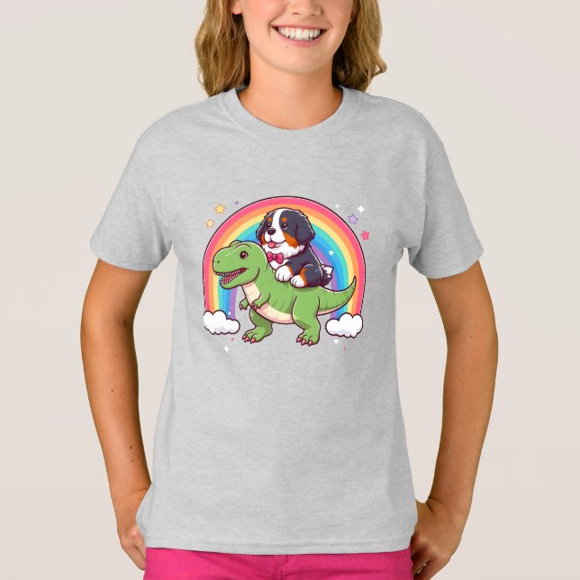 Cute Bernese Mountain Hund Riding T-Rex Dinosaur T Shirt (Framsida)