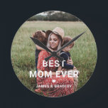 Cute BEST MAMMA NER Heart Mors dag Photo Rund Klocka<br><div class="desc">Cute Best Mamma någonsin Heart Mors dag Photo Clock ger ditt favoritfoto med texten "best mamma någonsin" i ett modernt,  vitt skript med ett hjärta och namn nedan. Anpassa genom att redigera texten i den angivna textrutan och lägga till ditt eget bild. Designad av ©Evco Studio www.zazzle.com/store/evcostudio</div>
