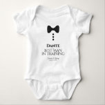 Cute Best Man i Träning Black Tie Bröllop T Shirt<br><div class="desc">Roligten baby ett biet är designat som en tjänst för bröllopsfest spädbarn. Utformningen har en bild av en svart bågslips och tre knappar på en vit bakgrund. Texten lyder Best Man in Training (Bästa man i utbildningen) och har en ställe att skriva in i sin namn samt i bröllop parets...</div>
