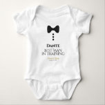 Cute Best Man i Träning Black Tie Bröllop T Shirt<br><div class="desc">Roligten baby ett biet är designat som en tjänst för bröllopsfest spädbarn. Utformningen har en bild av en svart bågslips och tre knappar på en vit bakgrund. Texten lyder Best Man in Training (Bästa man i utbildningen) och har en ställe att skriva in i sin namn samt i bröllop parets...</div>