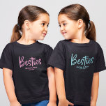 Cute Besties BFF är dina bästa vänner i Namnen. T Shirt<br><div class="desc">Vår anpassningsbar "Best Friends" T-shirt är perfekt för att fira ditt speciella band med din bästa vän! Det moderna och trendig-skriptet kommer att få denna unika utformning att framstå. Anpassa den med dina egna namn och året efter att vänskapen började. Vare sig du är ute i stan eller hemma är...</div>