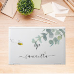 Cute bi monogram eucalyptus greenery white HP laptopskin<br><div class="desc">En vit chic bakgrund. Dekorerad med vattenfärgade eukalyptus greenery, löv och ett sött, lycklig-leende bi. Anpassa och lägg till ditt namn. Namn är skrivet med ett modernt handskript i stil med dekorationer. Om du bara vill behålla utslagen tar du bort exemplet namn lämnar du blankstegen eller symbolerna framför och efter...</div>
