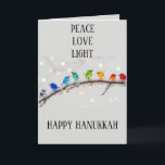 Cute Birds Peace Kärlek Light Hanukkah Helgkort<br><div class="desc">Ovanliga söta små fåglar på en gren omgiven av ljus. Lycklig Hanukkah-kort. Anpassa dina egna omständigheter till kostym eller rensa texten om det inte behövs.</div>