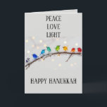 Cute Birds Peace Kärlek Light Hanukkah Helgkort<br><div class="desc">Ovanliga söta små fåglar på en gren omgiven av ljus. Lycklig Hanukkah-kort. Anpassa dina egna omständigheter till kostym eller rensa texten om det inte behövs.</div>