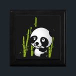 Cute Black and white panda björn i bamboodlingar Smyckeskrin<br><div class="desc">Vilken söt och förtjusande illustration av en svart och vit panda som bär sitta bland gröntens bambostjälkar i en liten grova,  tittar lycklig,  är vänlig och älskvärd. Den svarta bakgrunden verkligen gör den här lilla panda-popen!</div>