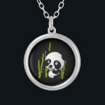 Cute Black and white panda björn i en bambu grove. Silverpläterat Halsband<br><div class="desc">Vilken söt och förtjusande illustration av en svart och vit panda som bär sitta bland gröntens bambostjälkar i en liten grova,  tittar lycklig,  är vänlig och älskvärd. Den svarta bakgrunden verkligen gör den här lilla panda-popen!</div>