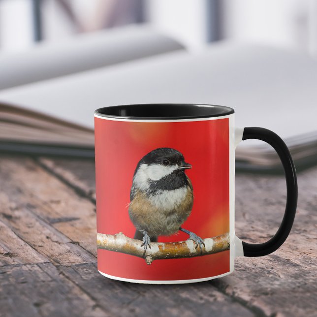 Cute Black-Caps Chickadee med Red Höst löv Mugg (Cute Black-Capped Chickadee on Branch with Red Autumn Leaves 11 oz Coffee Mug Cover Photo.)