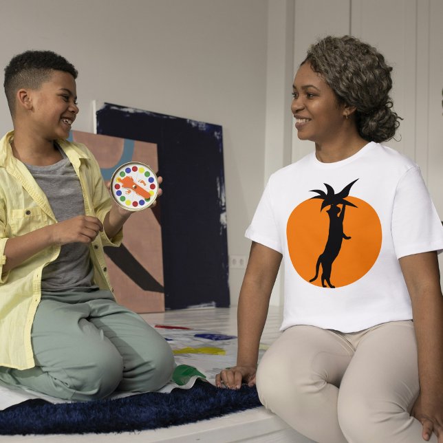 Cute Black Cat i Orange Tomato på vitt Trendig T Shirt (Skapare uppladdad)