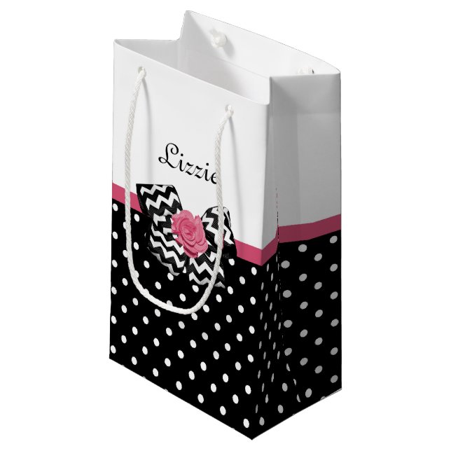 Cute Black Dots Rosa ros Chevron Bow och Namn (Framsidan Vinklad)