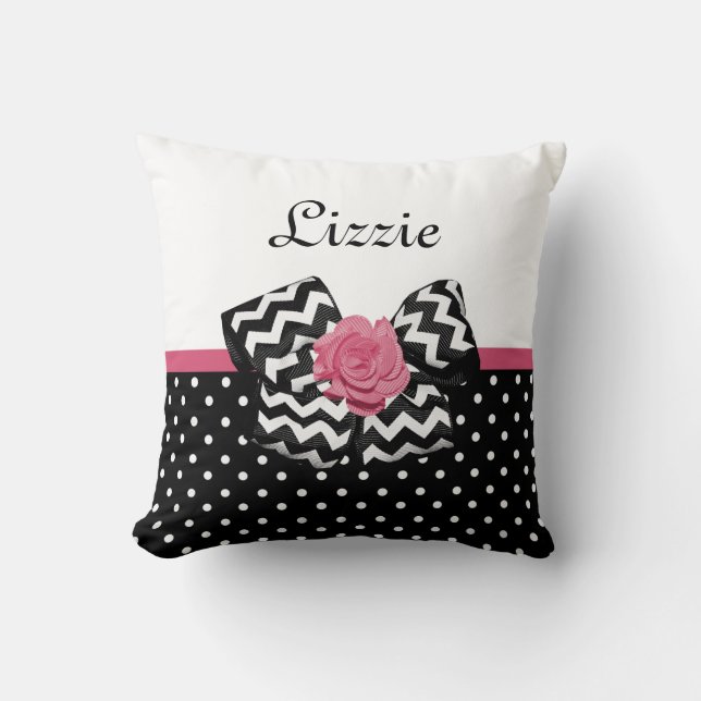 Cute Black Dots Rosa ros Chevron Bow och Namn Kudde (Framsida)