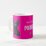 Cute Black Fransk Bulldog Rosa Pet Namn Mugg<br><div class="desc">Mugg visar en charmerande svart Fransk Bulldog sitta mot en pulserande rosa bakgrund. Utformningen är perfekt för alla hund älskare, särskilt för dem som förfärar denna ras. Den innehåller frasen "Min flicka Mabel" och tass avtryck, och lägger till en personlig röra som får vem som helst att le. Den högkvalitativa...</div>