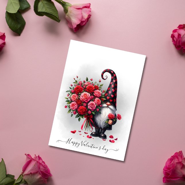 Cute Black Gnome med Röd ros Valentines day Julkort (Cute Black Gnome With Red Roses Valentines day Holiday Card)